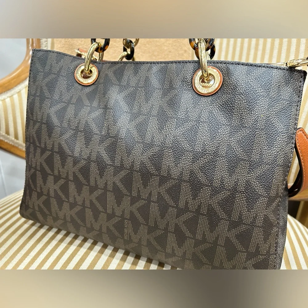 Michael Kors handbag/ adjustable crossbody - Picture 3 of 6